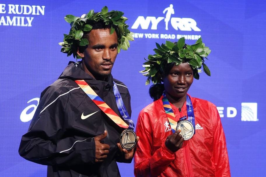 I vincitori espongono le medaglie: a sinistra l&#39;eritreo Ghirmay Ghebreslassie e a destra la keniota Mary Keitany. Ap